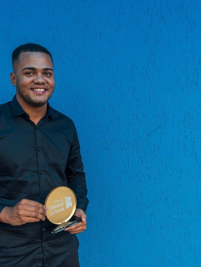 Davi Gomes, 20 anos, carioca, estudante de administração, cria da Vila Vintém e criador do projeto S.O.S Vila Vintém