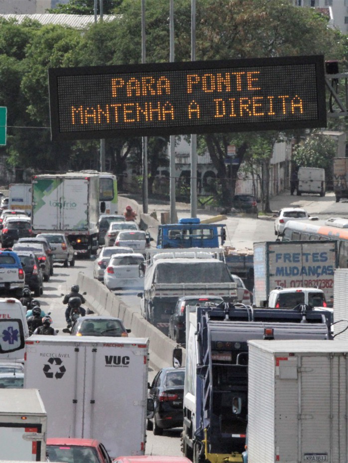 Carnaval &eacute; per&iacute;odo de maior fluxo de ve&iacute;culos na Ponte Rio-Niter&oacute;i