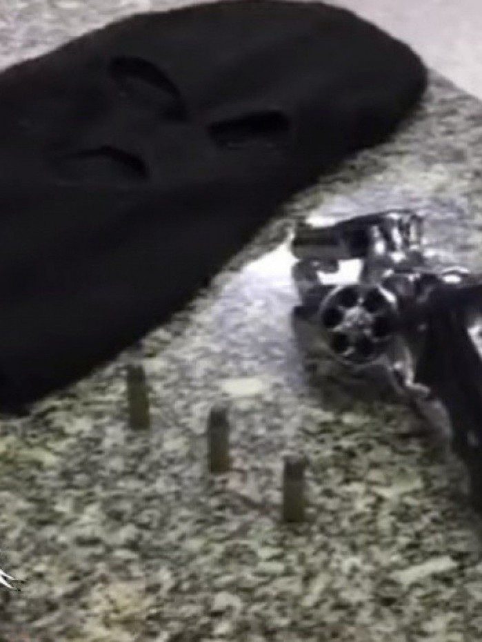 Um revólver, um aparelho de telefone celular e um relógio de pulso foram encontrados com o criminoso