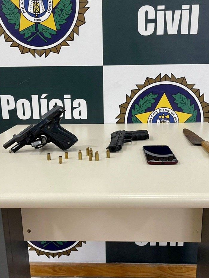 Policiais abordaram os suspeitos no bairro Vale do Sap&ecirc;, em Belford Roxo, e um deles foi baleado 