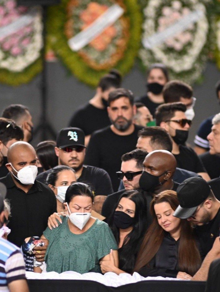 Familiares e amigos famosos comparecerem à velório de Marília Mendonça