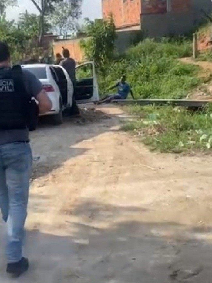 Policiais abordaram os suspeitos no bairro Vale do Sap&ecirc;, em Belford Roxo, e um deles foi baleado 