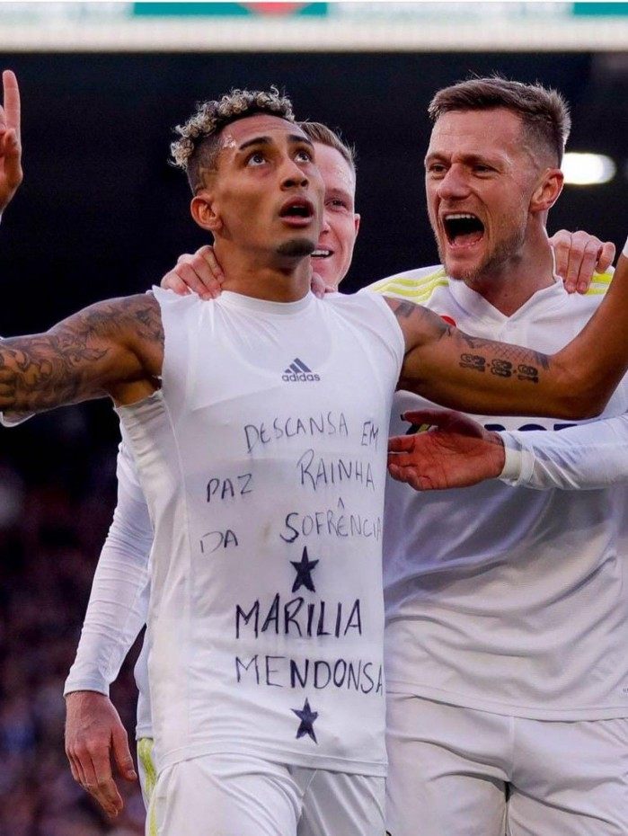 Raphinha comemora gol pelo Leeds com homenagem a Marília Mendonça