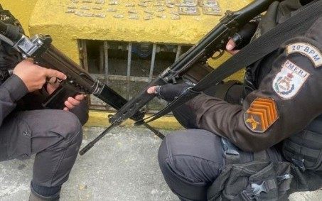 Polícia apreende armas e drogas em ocorrências em Nova Iguaçu