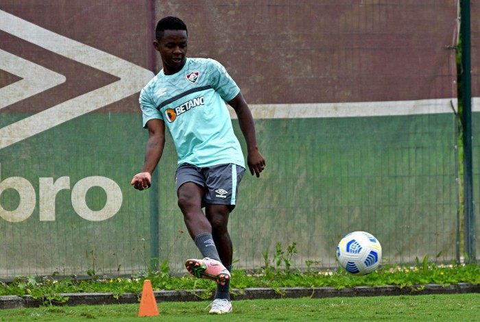 Cazares teve mais baixos do que altos no Fluminense