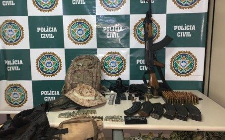 Polícia encontra arsenal usado pela milícia em Curicica