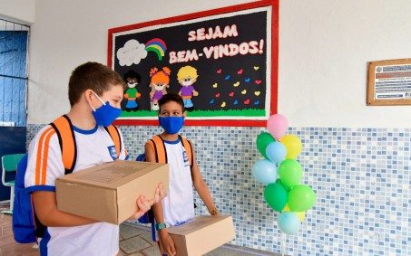 Retorno às aulas promove reencontros em Nova Iguaçu