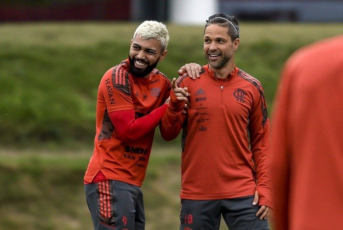 Gabigol e Diego Ribas estão rindo horrores. De quê? Está faltando treino com bola? Falem com Renato