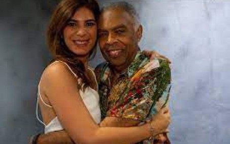 Andréia Sadi presta homenagem a Gilberto Gil por nomeação de 'Imortal' a ABL