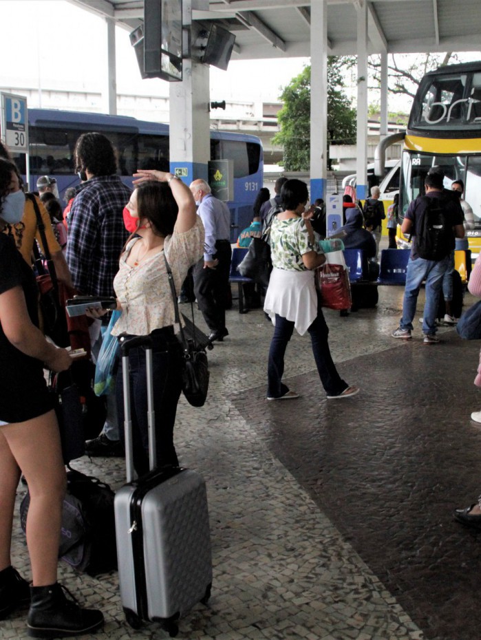 Movimentação na Rodoviaria Novo Rio com feriado prolongado, nesta seita feira (12).
