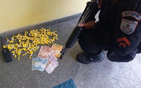 Policia Militar apreende armas e drogas em ocorrências em Nova Iguaçu