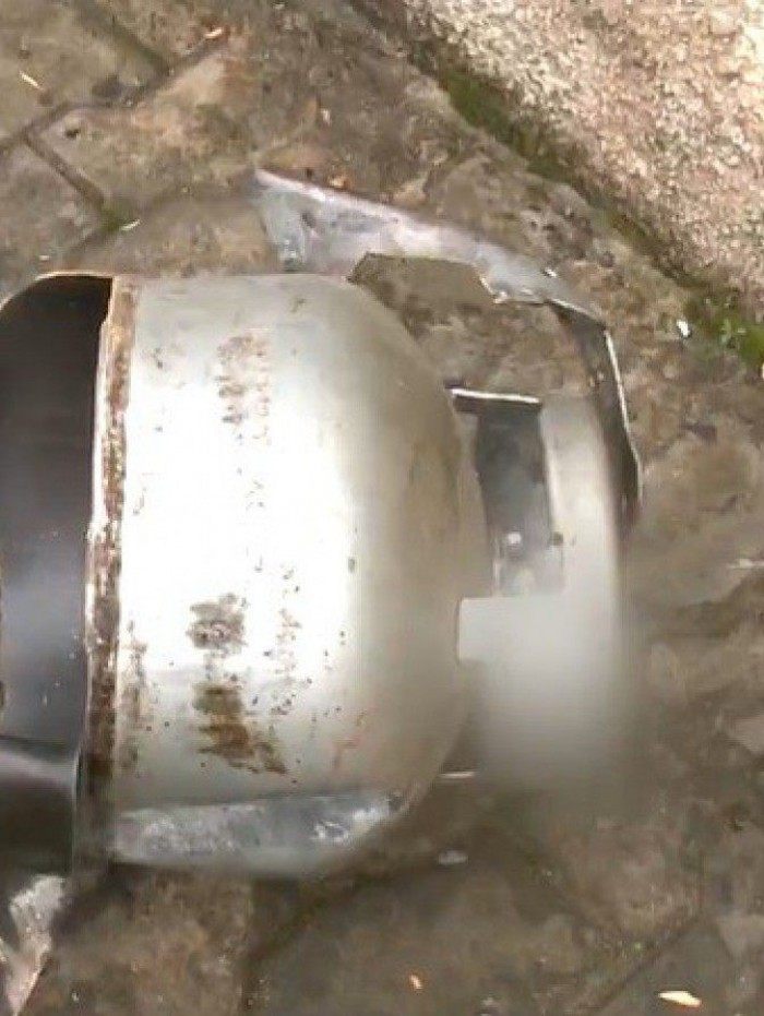 Explosão foi tão forte que o botijão se partiu em dois e um pedaço foi parar na casa do vizinho, enquanto a outra metade foi arremessada a cerca de 100 metros de distância