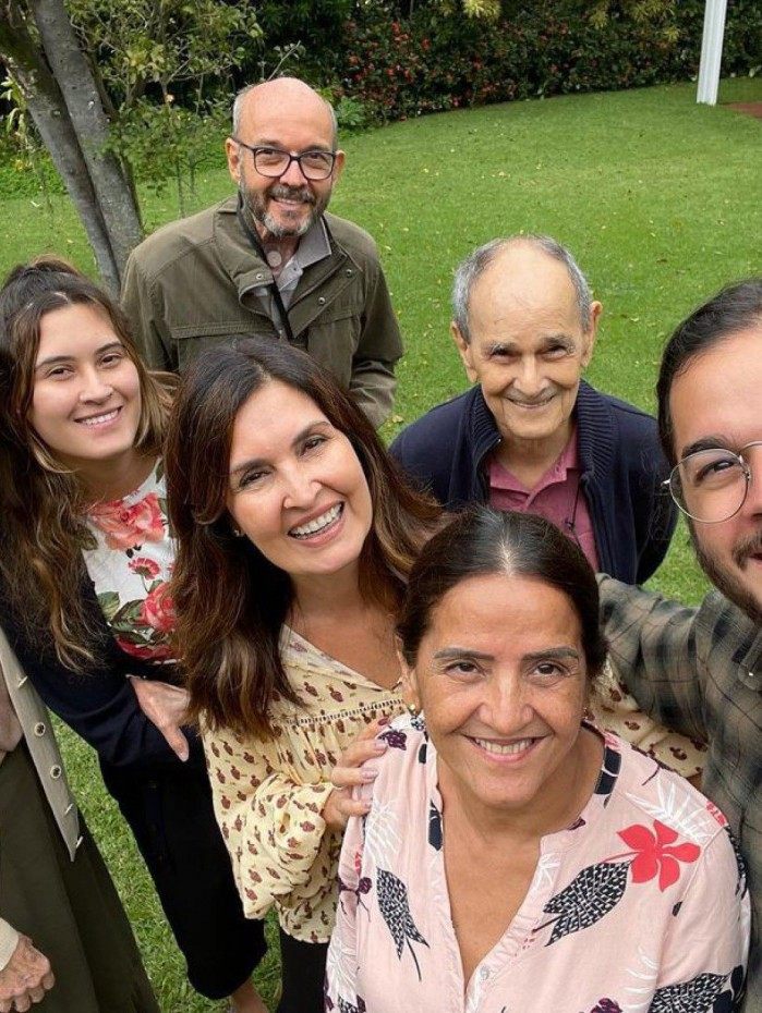 F&aacute;tima Bernardes e T&uacute;lio Gadelha com seus respectivos pais