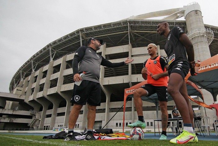 O técnico Enderson Moreira orienta os sorridentes Rafael Navarro e Kanu para a partida desta tarde 