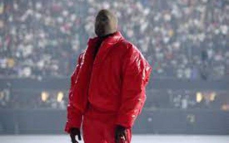 Kanye West surpreende fãs com versão deluxe de 'Donda'