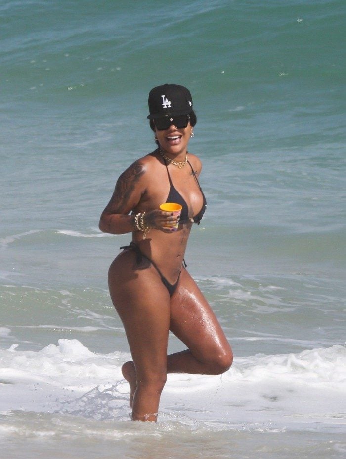 Ludmilla na praia da Reserva, na Zona Oeste do Rio