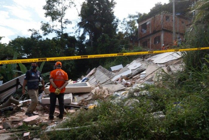 Técnicos da Secretaria Conservação e funcionários da Comlurb fazem a limpeza do terreno no Morro do Salgueiro, onde um imóvel de três andares caiu, na noite de quarta (17). Um homem morreu