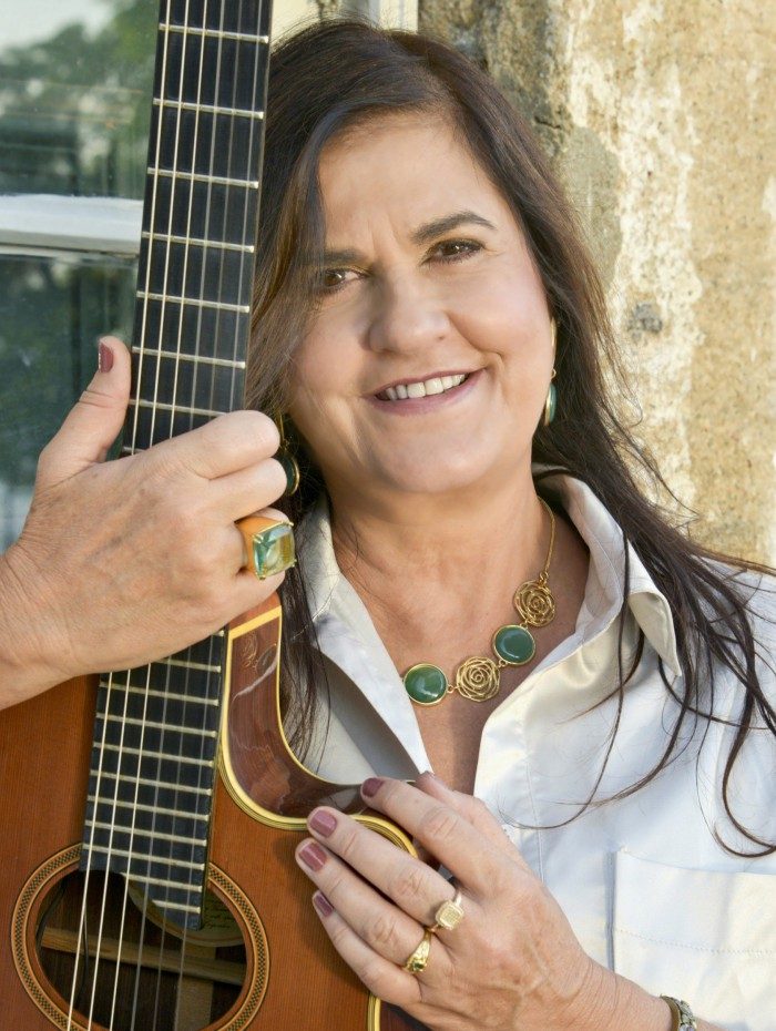 A Orquestra de Cordas da Grota vai acompanhar a compositora, cantora e educadora musical, Bia Bedran. 