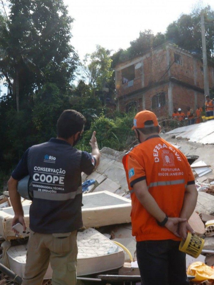 Técnicos da Secretaria Conservação e funcionários da Comlurb fazem a limpeza do terreno no Morro do Salgueiro, onde um imóvel de três andares caiu, na noite de quarta (17). Um homem morreu