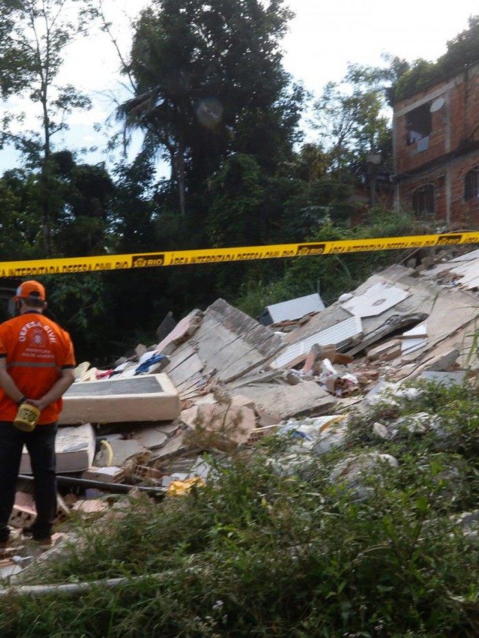 Técnicos da Secretaria Conservação e funcionários da Comlurb fazem a limpeza do terreno no Morro do Salgueiro, onde um imóvel de três andares caiu, na noite de quarta (17). Um homem morreu