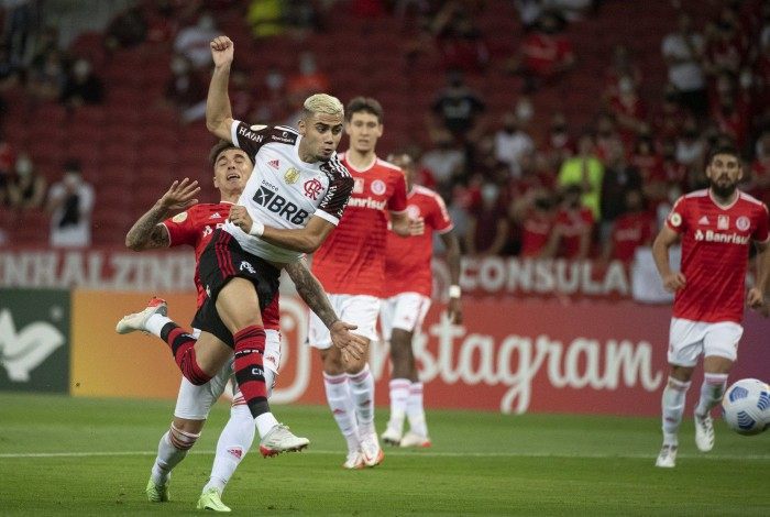 Andreas Pereira bateu bonito para marcar o segundo gol do Flamengo contra o Colorado Gaúcho