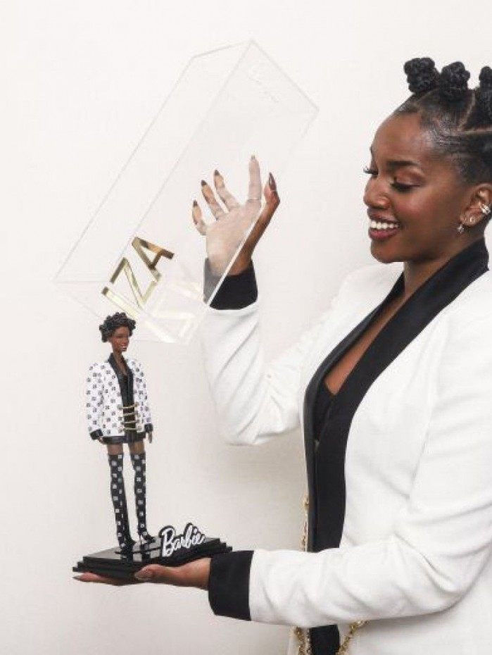 Cantora IZA vira boneca