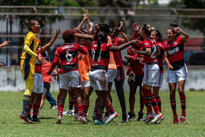 Jogadoras do Flamengo comemoram vaga na final do Carioca