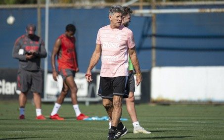 Titular tem problema muscular e Flamengo pode ter novidade na escalação na final da Libertadores