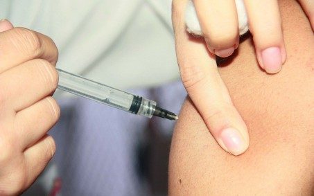 Nova Iguaçu aplica dose de reforço em pessoas acima de 57 anos