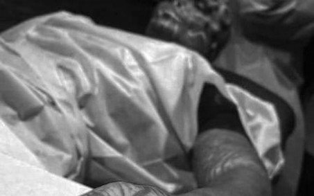 Homem com o corpo todo tatuado amputa dedos para ficar mais parecido com 'alien'