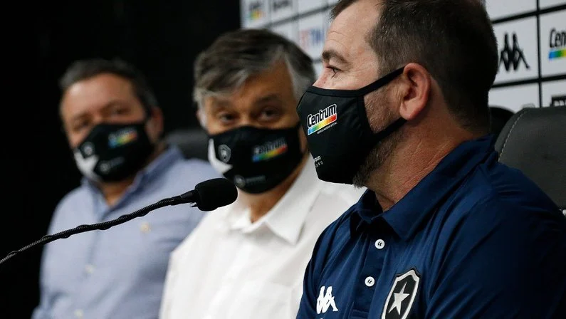 Presidente do Botafogo reitera fala de vice sobre permanência de Enderson: 'Acredita no projeto'
