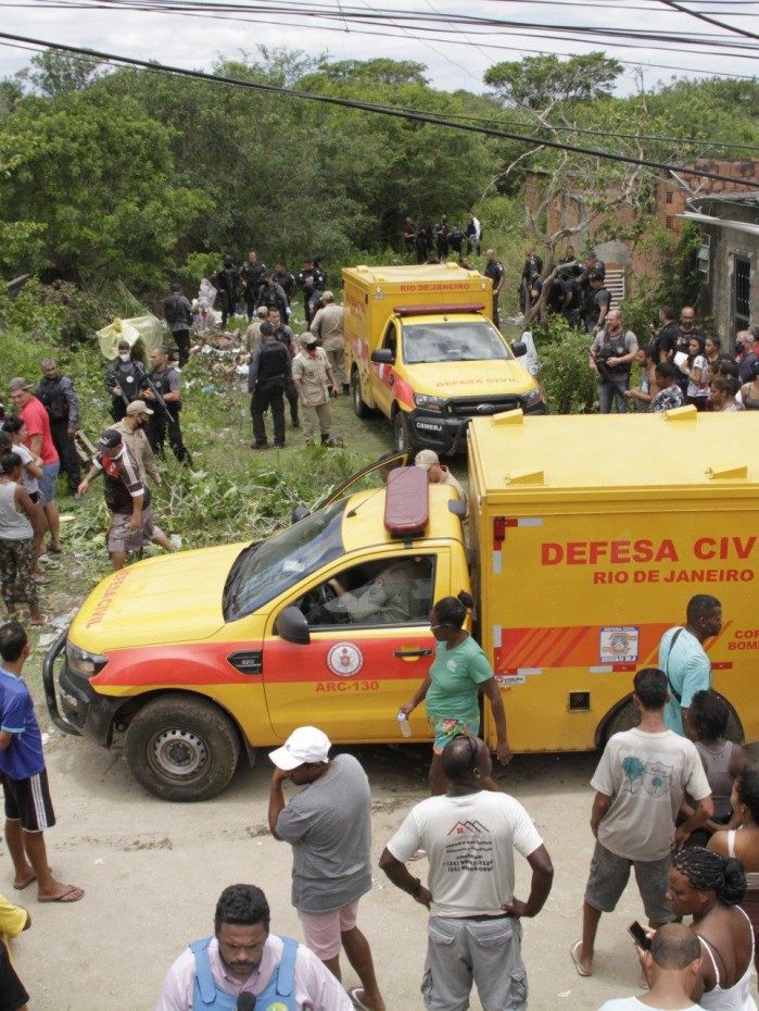 A Polícia Civil informou que foi feita perícia onde oito corpos foram localizados por moradores