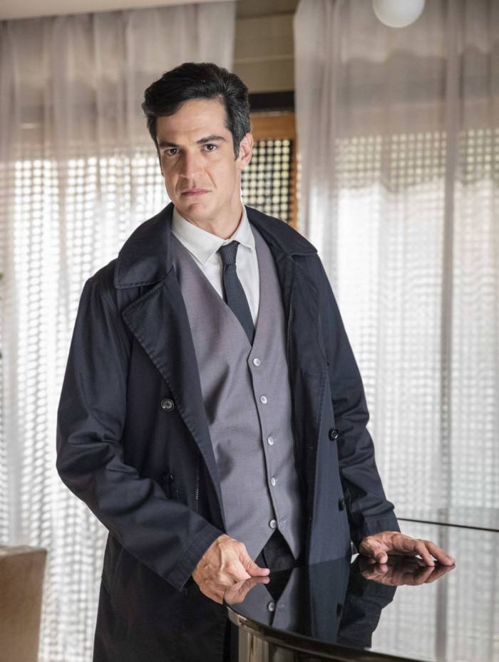 Mateus Solano interpreta o médico Guilherme, na novela 