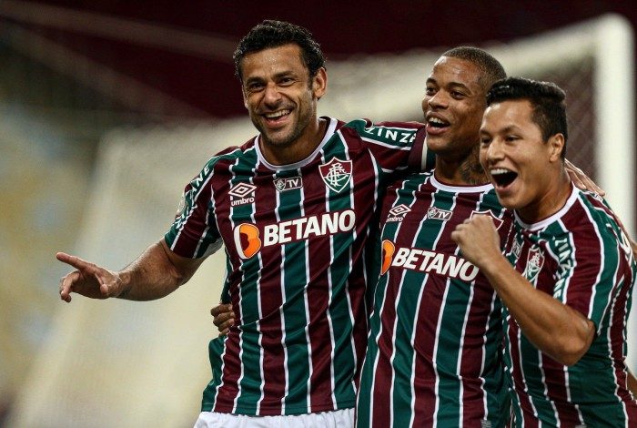 Fred marca de pênalti e comemora com Caio Paulista e Marlon