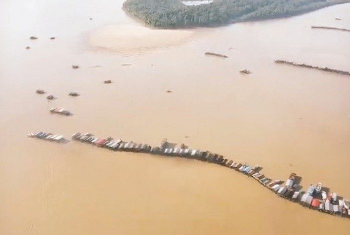 Mais de 600 barcas de garimpo ilegal estão no Rio Madeira