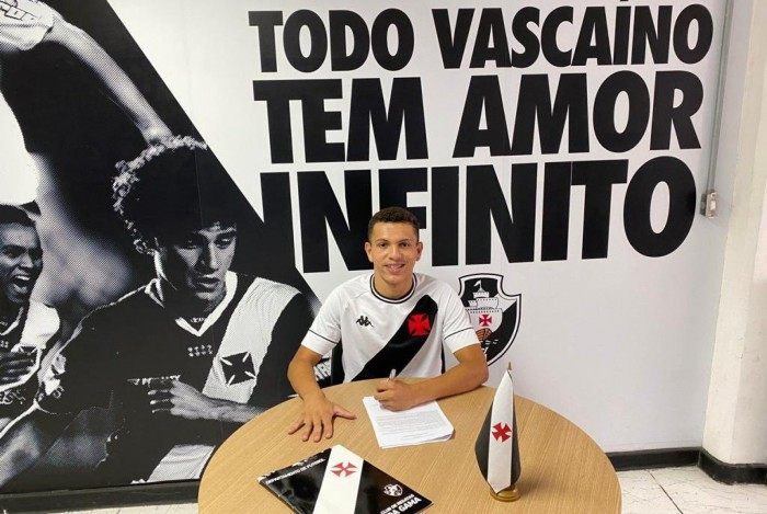 Matheus Maycon assinou contrato com o Vasco