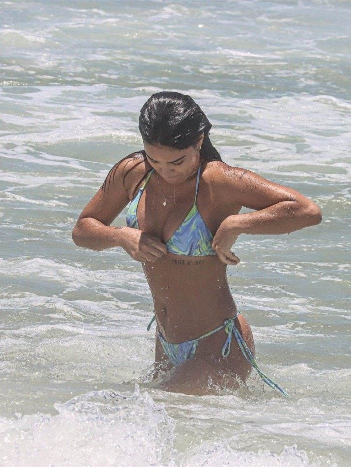 AGN_2272024 - *EXCLUSIVO* Rio de Janeiro, BRASIL  - Giullia Buscacio na praia do Recreio dos Bandeirantes no Rio de Janeiro...Pictured: Giullia Buscacio..AgNews 23 NOVEMBRO 2021 ..BYLINE MUST READ: Delson Silva / AgNews..Xico Silva.telefone: (21) 98240-2501.email: agnews.fotografia@gmail.com