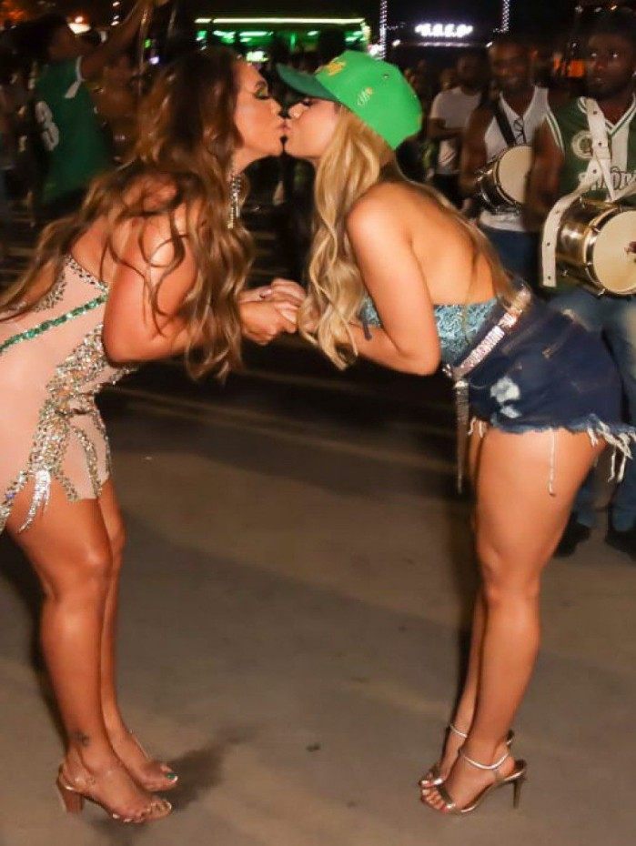 Lexa prestigia a mãe, Darlin Ferrattry, no ensaio de rua da escola de samba Império Serrano, no Parque Madureira, na Zona Norte do Rio, na noite desta terça-feira