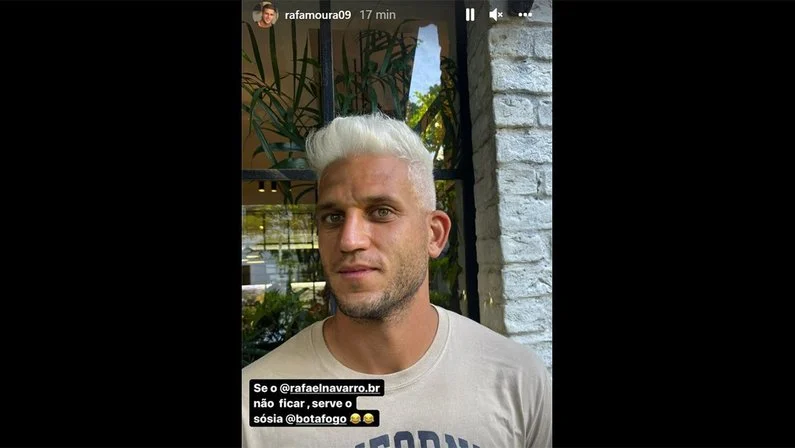 Veterano do Botafogo platina cabelo e brinca com renovação de atacante: 'Se o Navarro não ficar, serve o sósia'