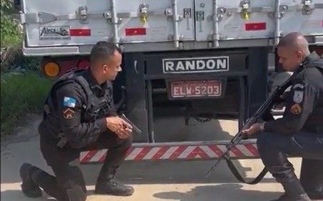 Polícia Militar recupera caminhão de carga sequestrado em Nova Iguaçu