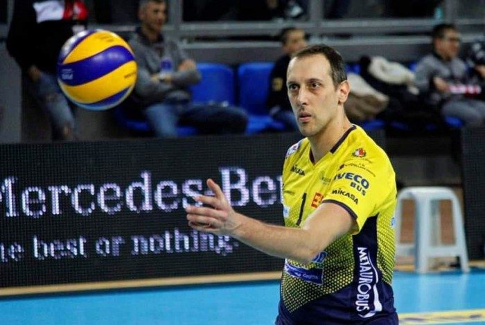 Jogador de vôlei italiano Roberto Cazzaniga cai em golpe e passa 15 anos achando que namora a modelo brasileira Alessandra Ambrosio	