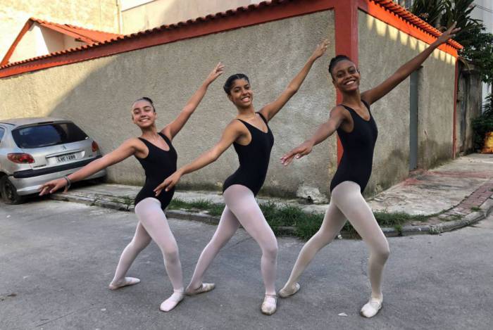 As bailarinas Giovanna Mendes, de 12 anos, Luana Amara, 18, e Kemilly Lacerda, 15, são da Academia de Dança Valéria Martins