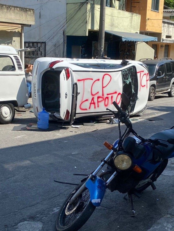 Carro capotado no Morro do Dendê