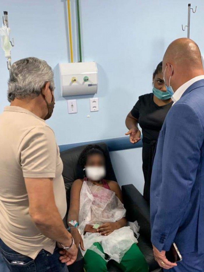 Uma das meninas recebe a visita de autoridades enquanto era atendida