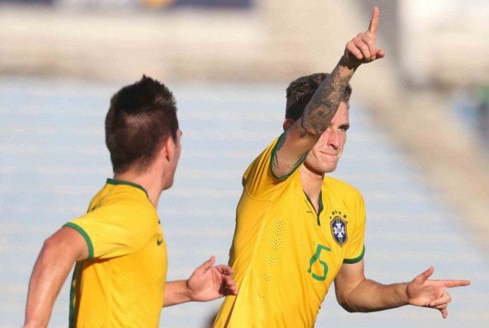 Léo Pereira comemora gol pelo Sul-Americano Sub-20 de 2015 no Estádio Centenário, palco da final da Libertadores