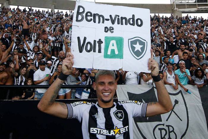Destaque do Botafogo em 2021, Rafael Navarro comemora o acesso junto da torcida no Nilton Santos