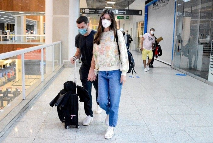 Klebber Toledo e Camila Queiroz embarcam no Aeroporto Santos Dumont, no Rio, na tarde de quinta-feira