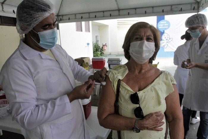 Vacinação contra a Gripe e Covid, no posto de saúde Heitor Beltrão, na Tijuca. Na foto, Dilcea Machado, 77 anos.