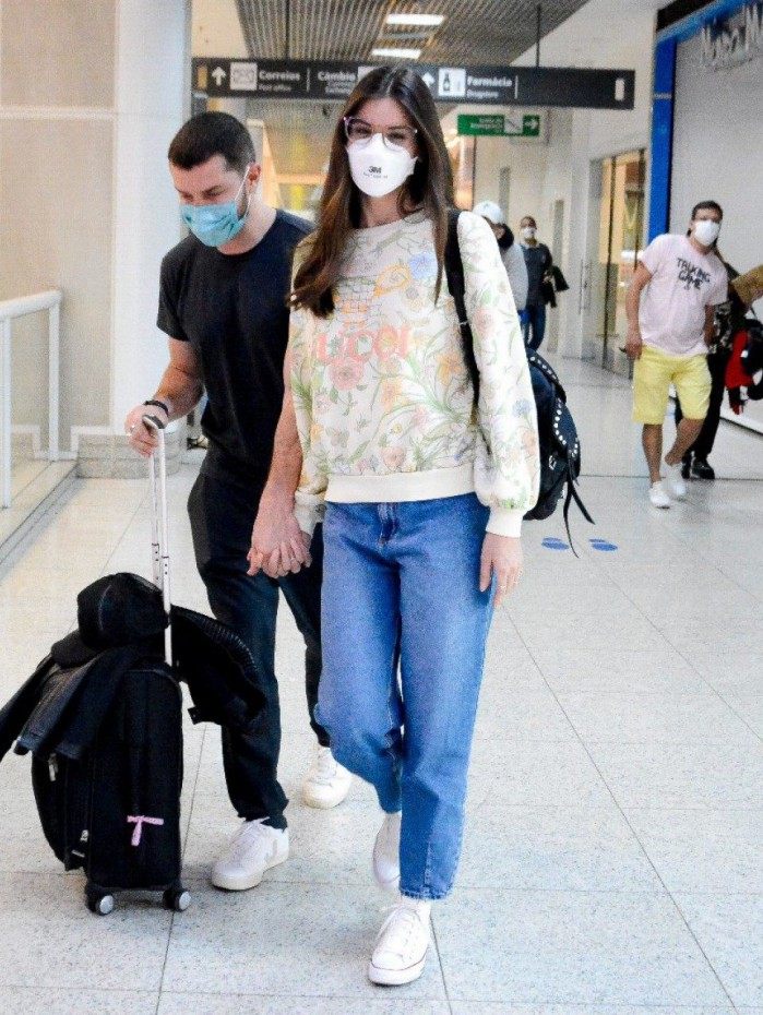 Klebber Toledo e Camila Queiroz embarcam no Aeroporto Santos Dumont, no Rio, na tarde de quinta-feira