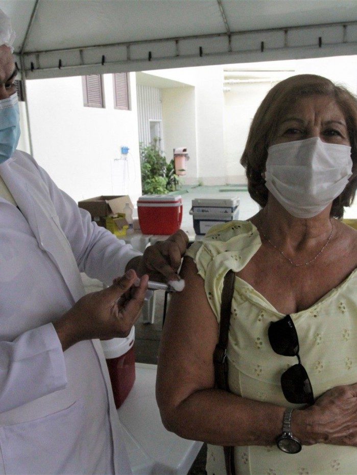 Vacina&ccedil;&atilde;o contra a Gripe e Covid, no posto de sa&uacute;de Heitor Beltr&atilde;o, na Tijuca. Na foto, Dilcea Machado, 77 anos.